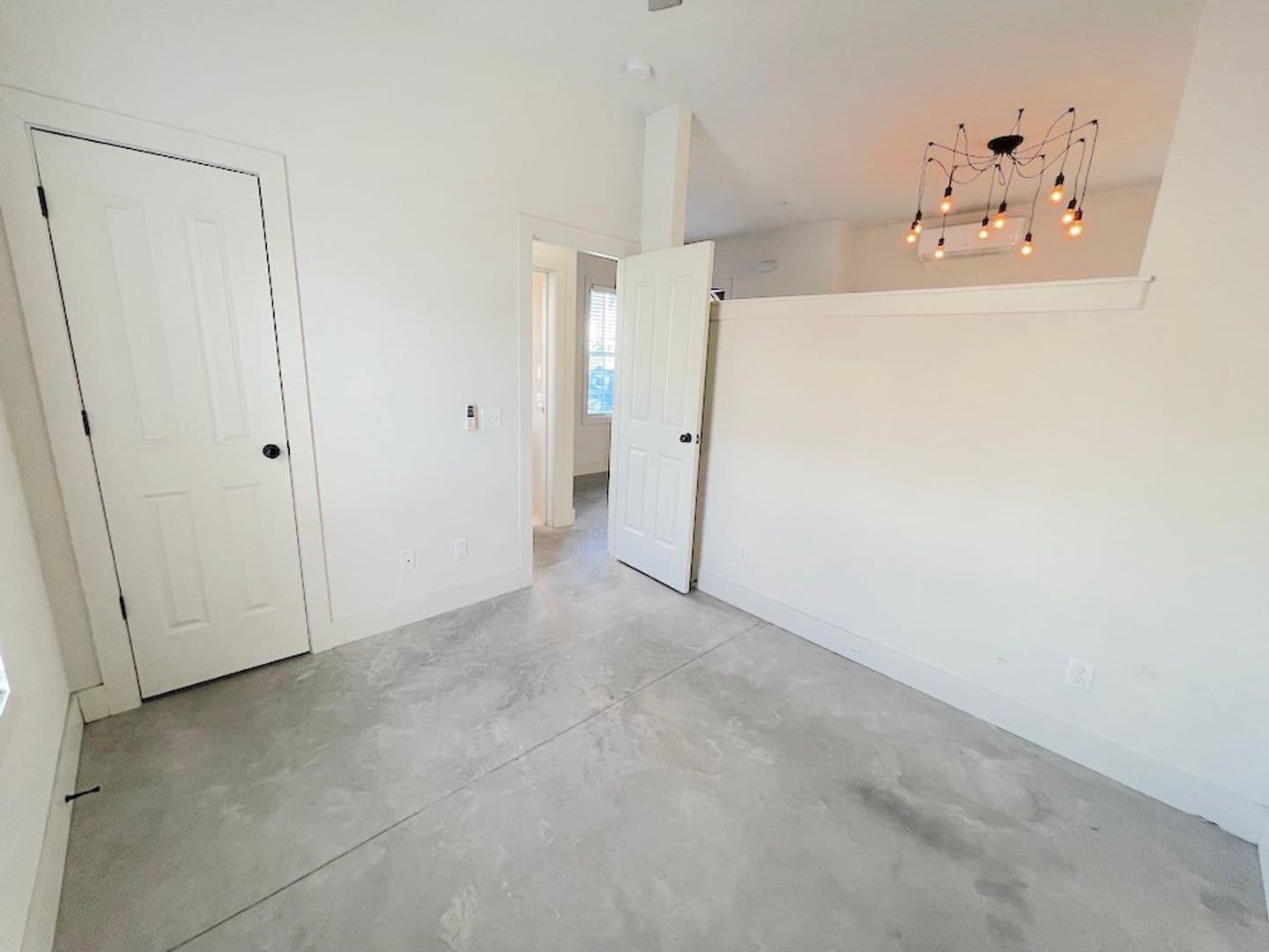Savannah Apartment: 609 E. Duffy Lane