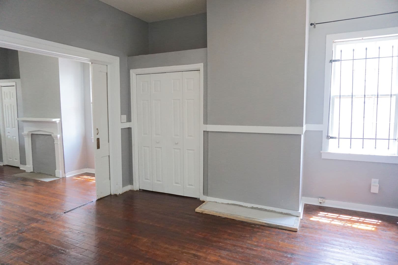 Savannah House: 301 W Waldburg St