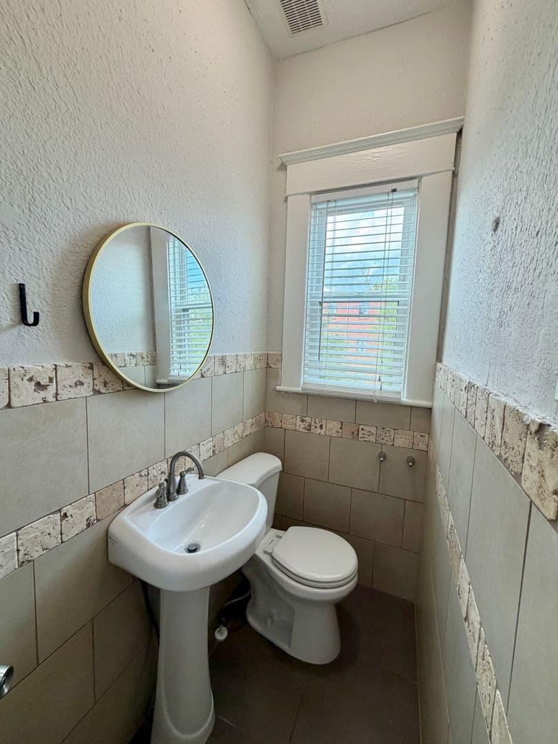 Savannah Apartment: 1016 E Anderson St