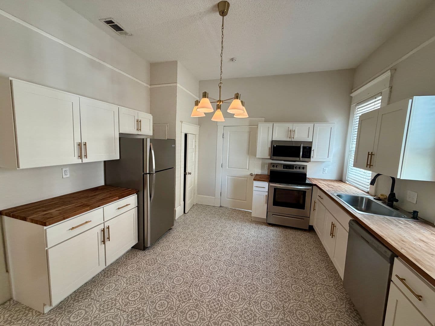 Savannah Apartment: 1016 E Anderson St
