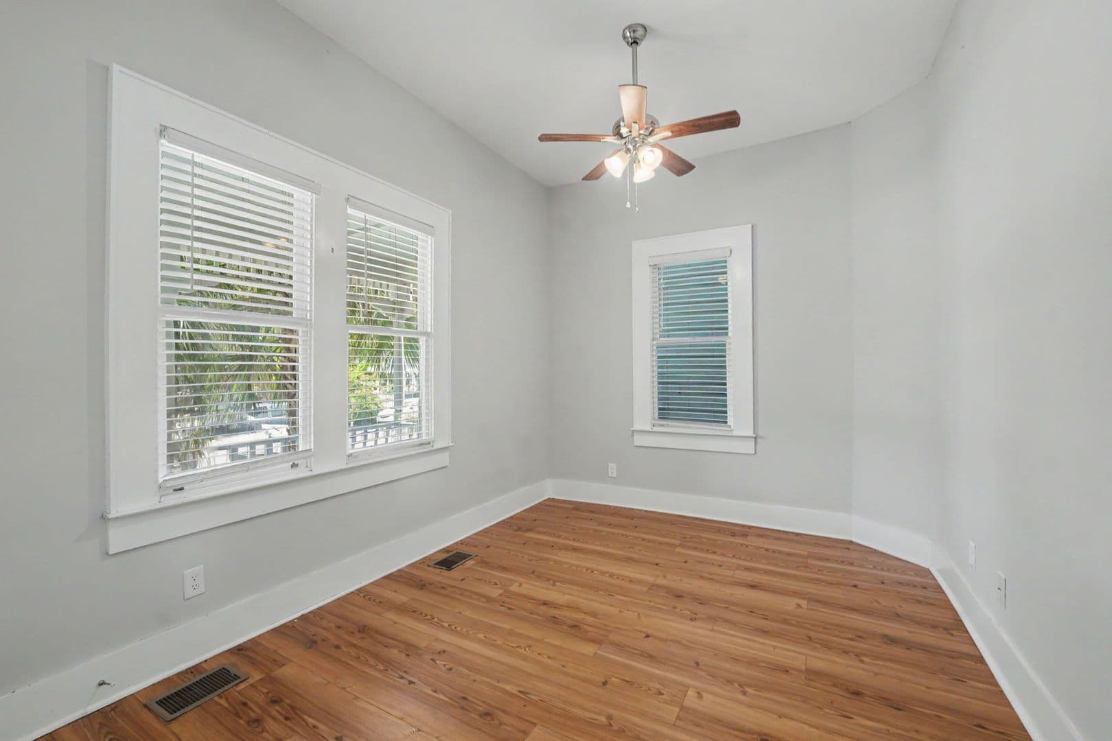 Savannah Apartment: 311 W 39th St