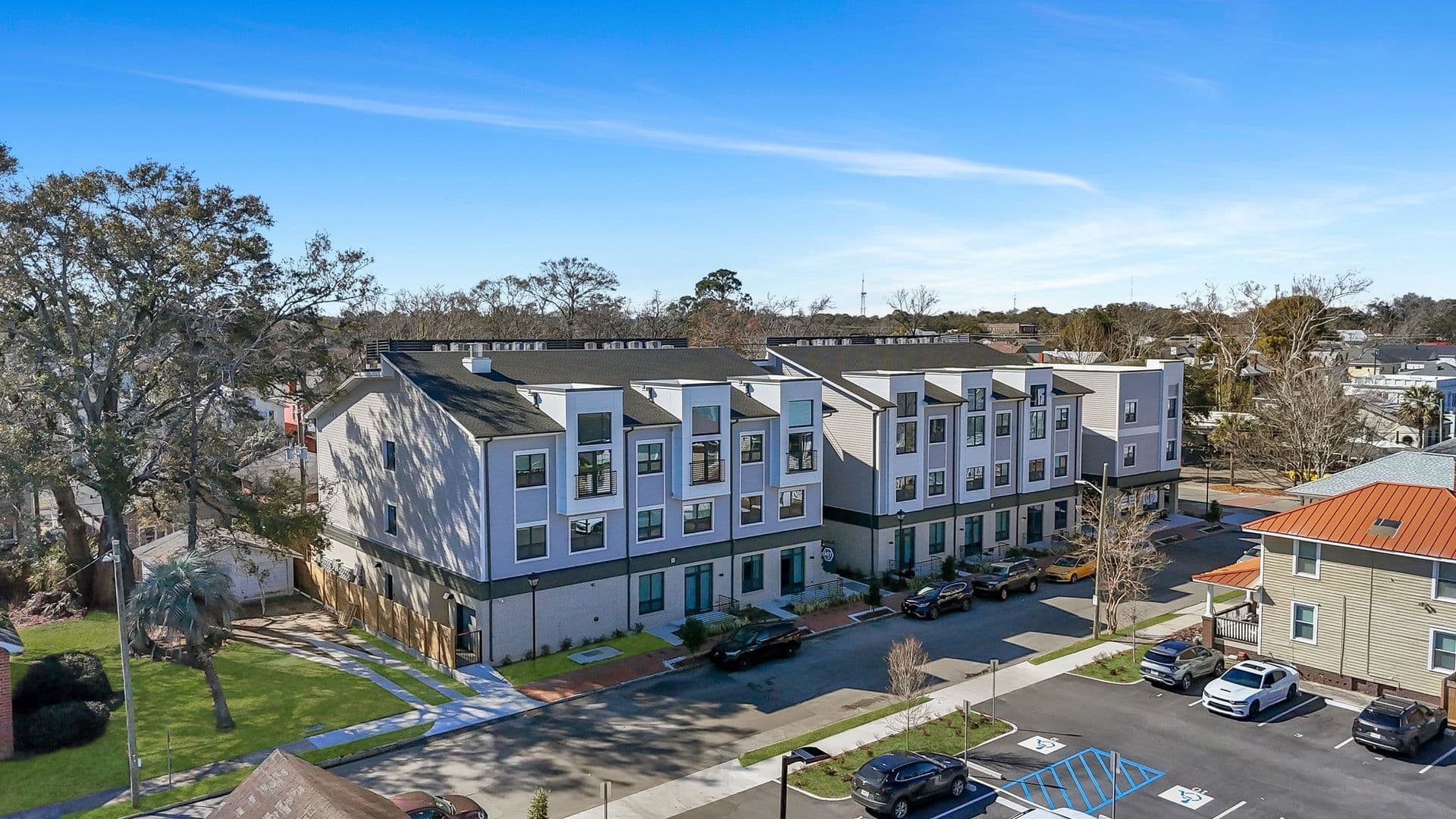 Savannah Apartment: 601 East 39th St