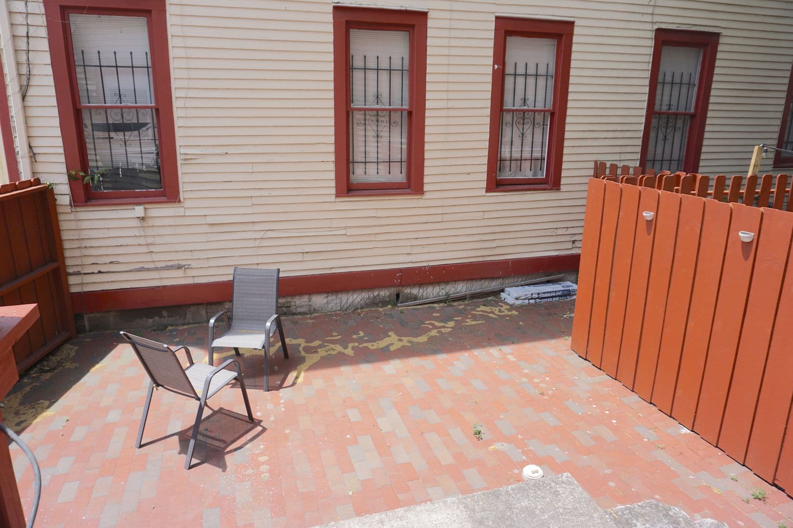 Savannah House: 301 W Waldburg St