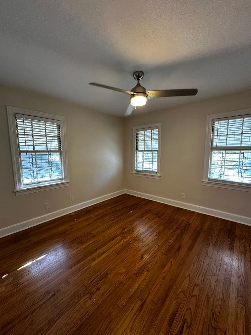 Savannah House: 6 W 50th St
