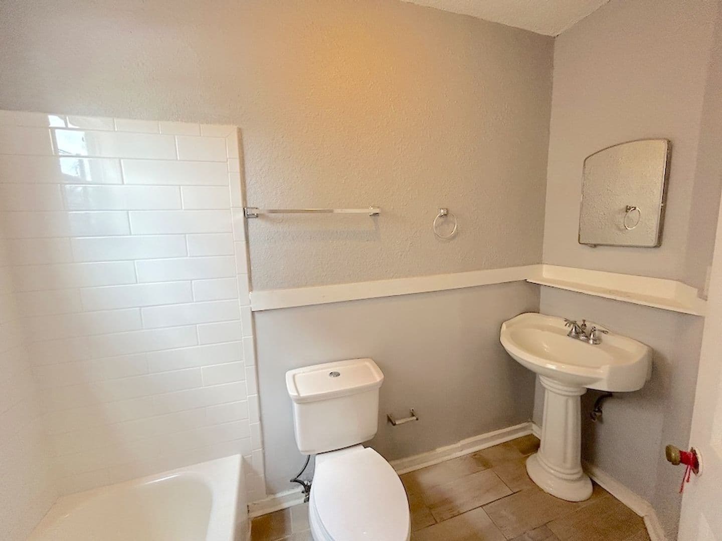 Savannah House: 301 W Waldburg St