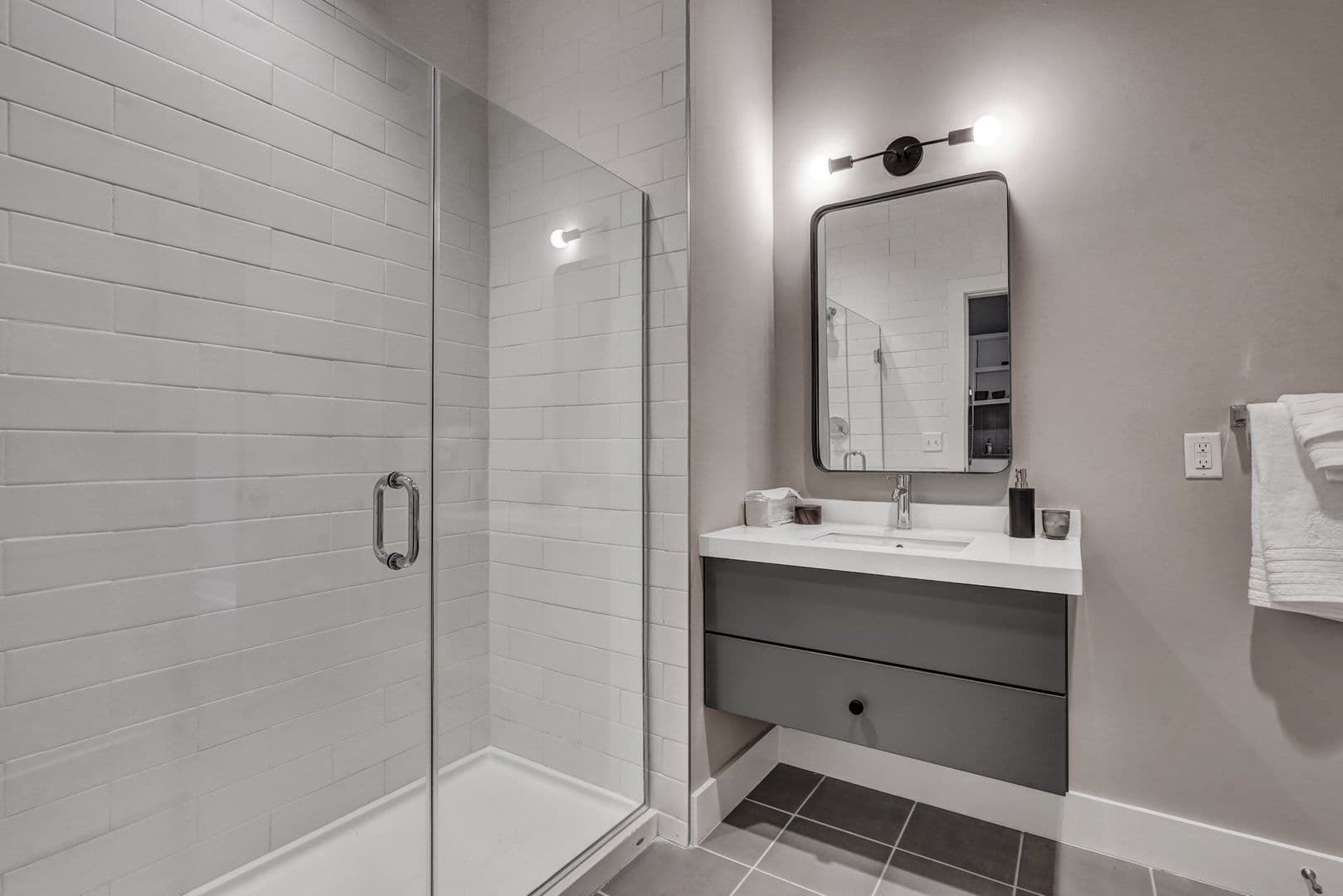Savannah Apartment: 601 East 39th St