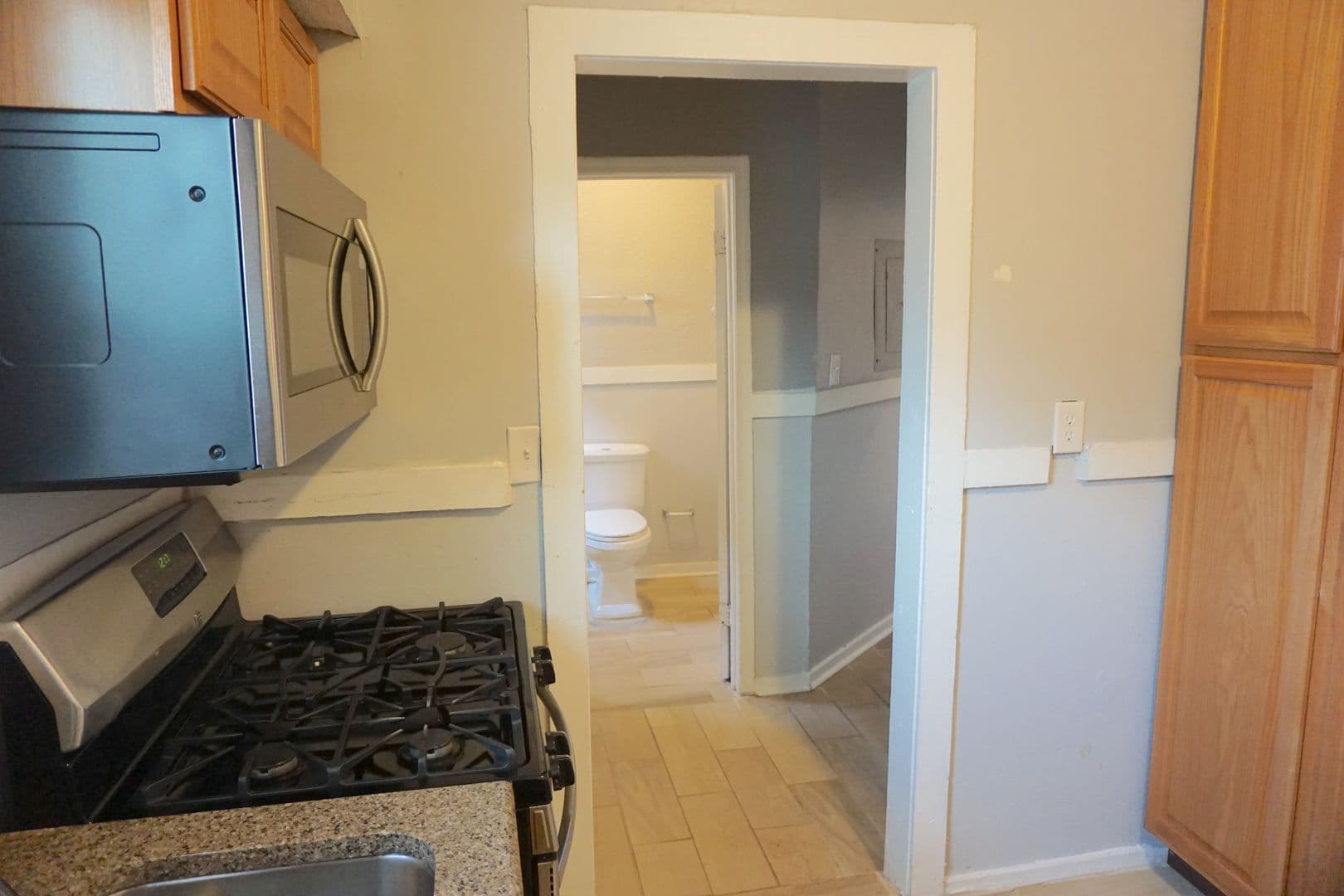 Savannah House: 301 W Waldburg St