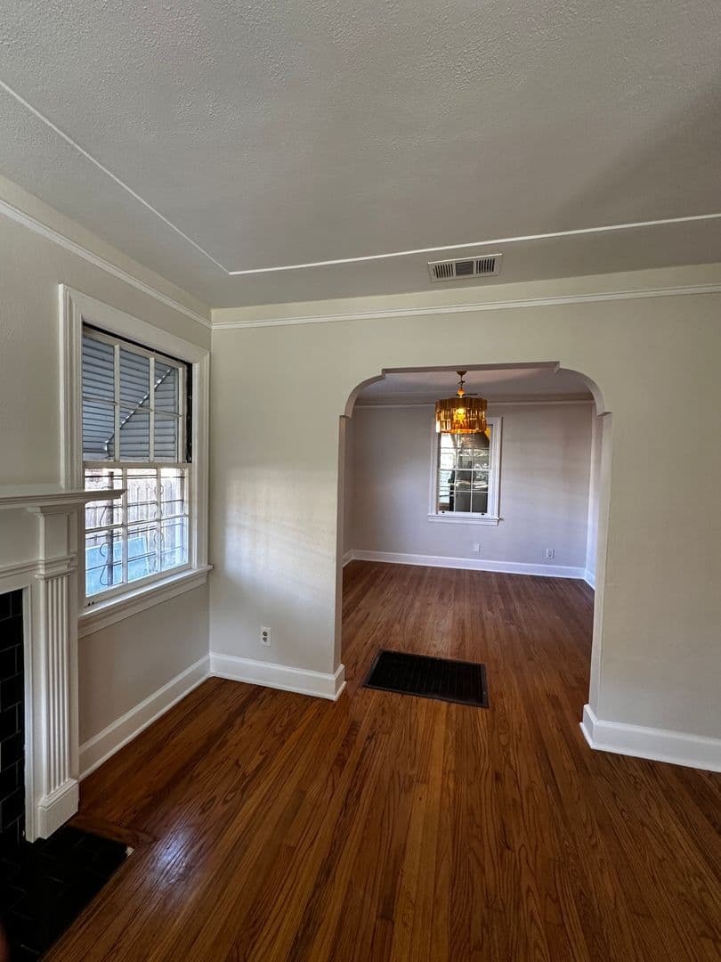 Savannah House: 6 W 50th St