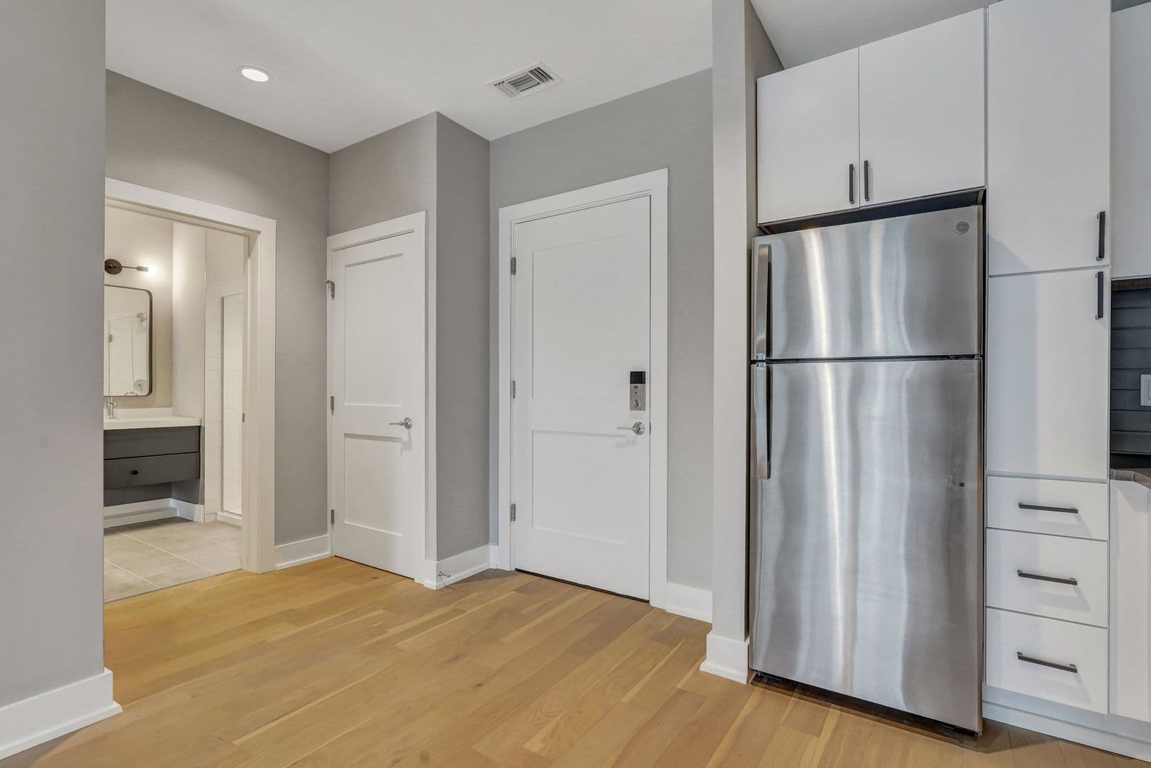 Savannah Apartment: 601 East 39th St