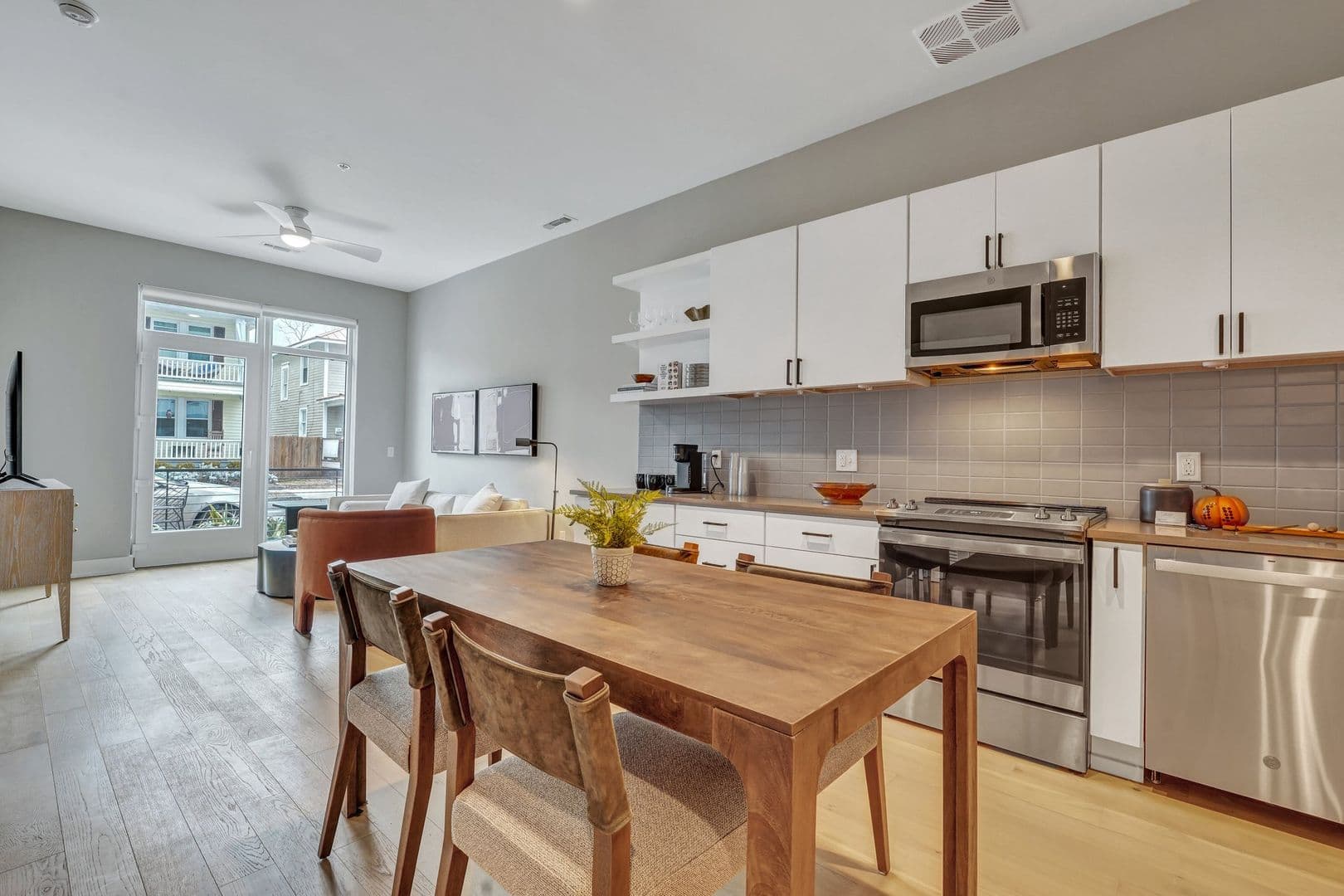 Savannah Apartment: 601 East 39th St