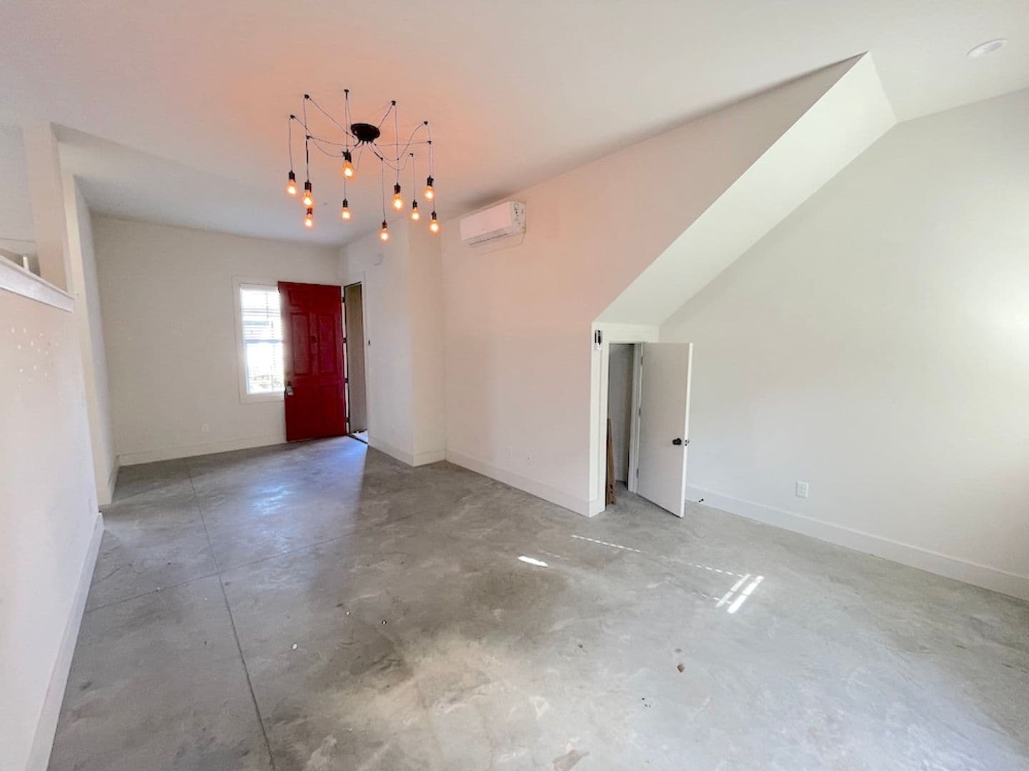 Savannah Apartment: 609 E. Duffy Lane