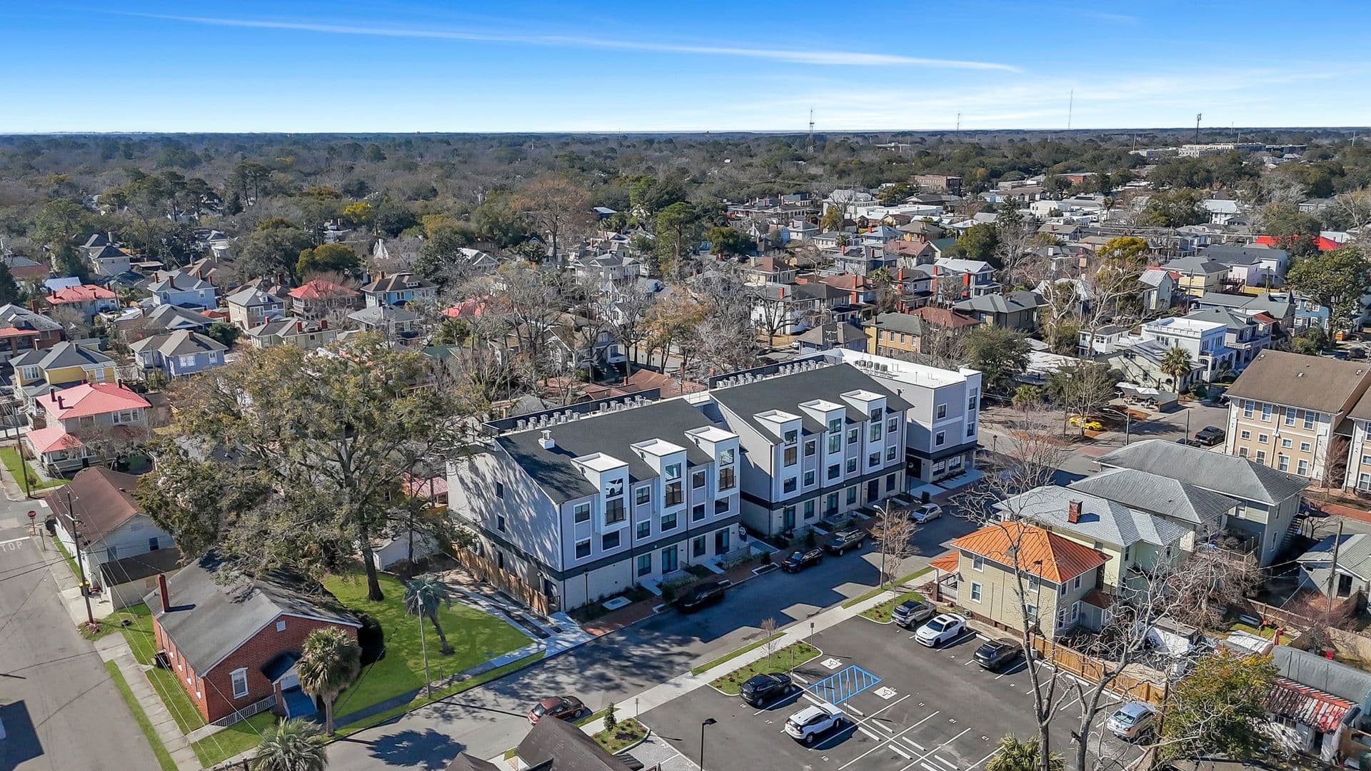 Savannah Apartment: 601 East 39th St