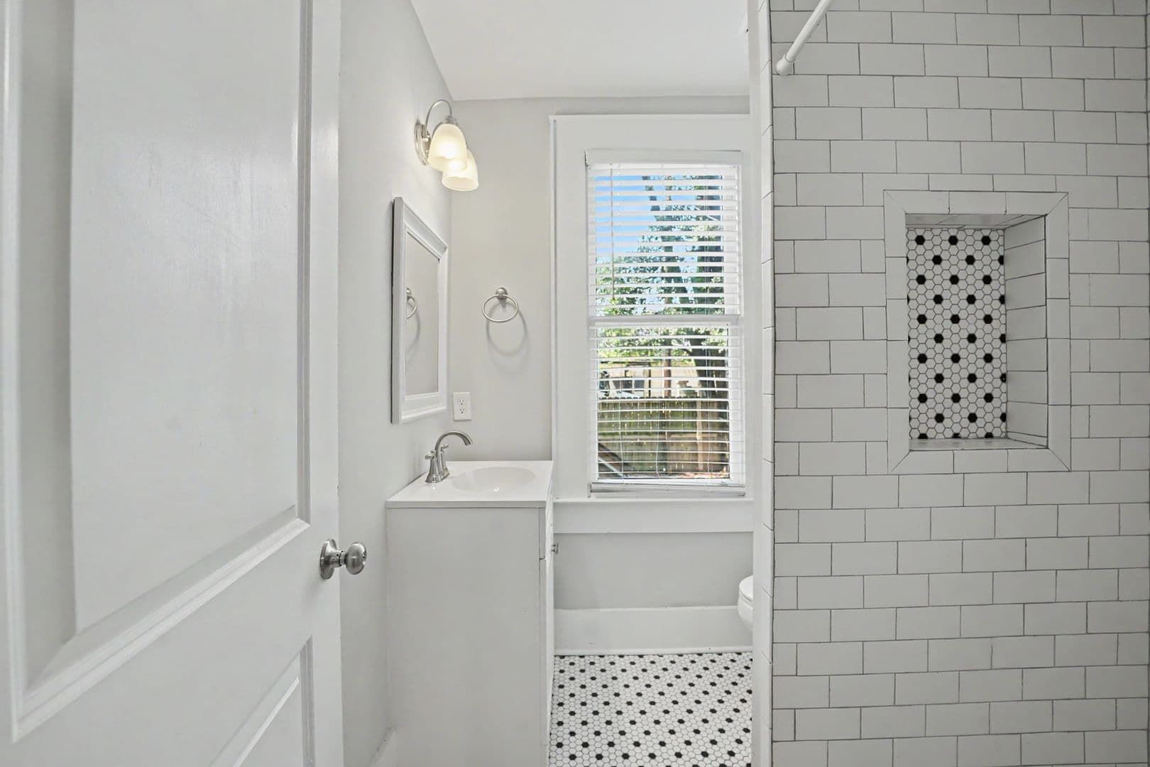 Savannah Apartment: 311 W 39th St