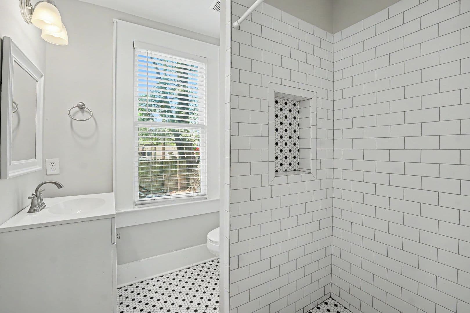 Savannah Apartment: 311 W 39th St