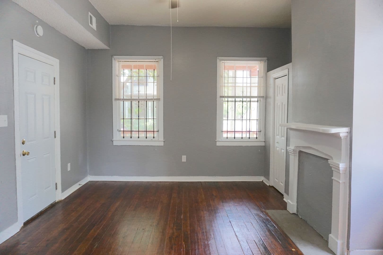 Savannah House: 301 W Waldburg St