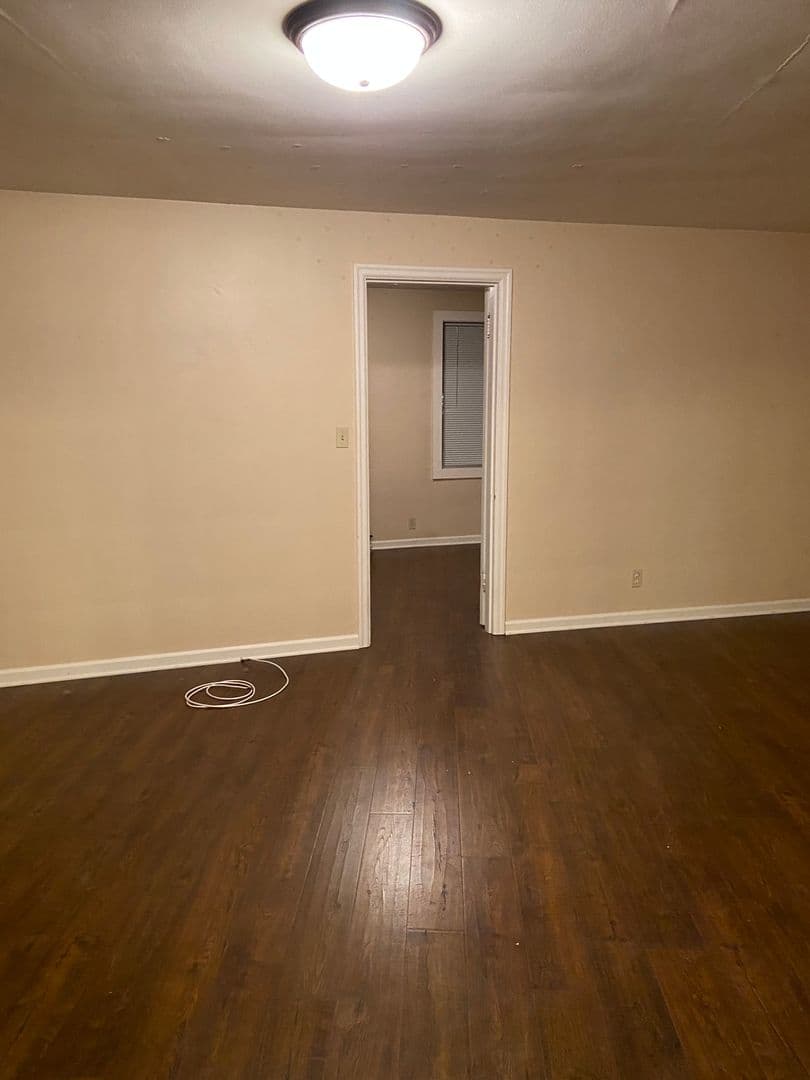 Astoria Apartment: 1418 Commercial St