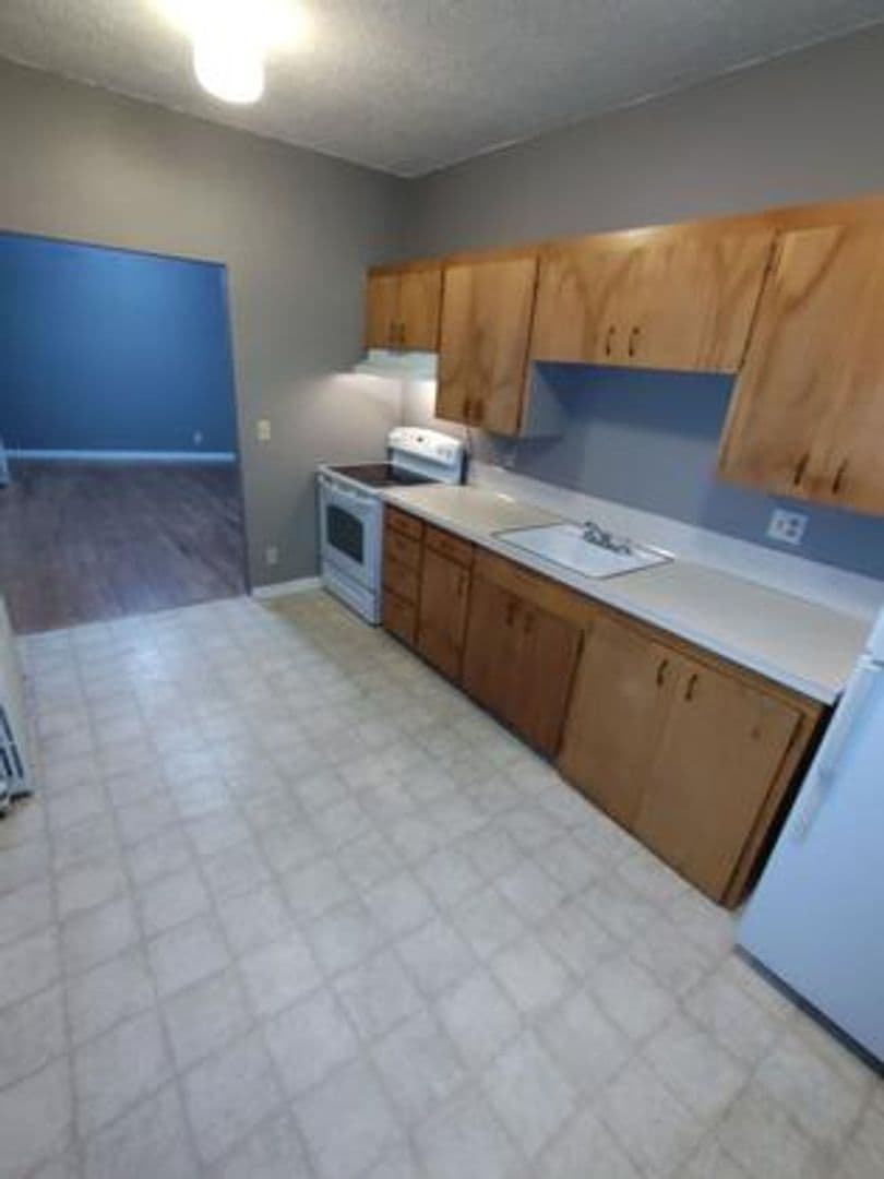 Astoria Apartment: 1418 Commercial St