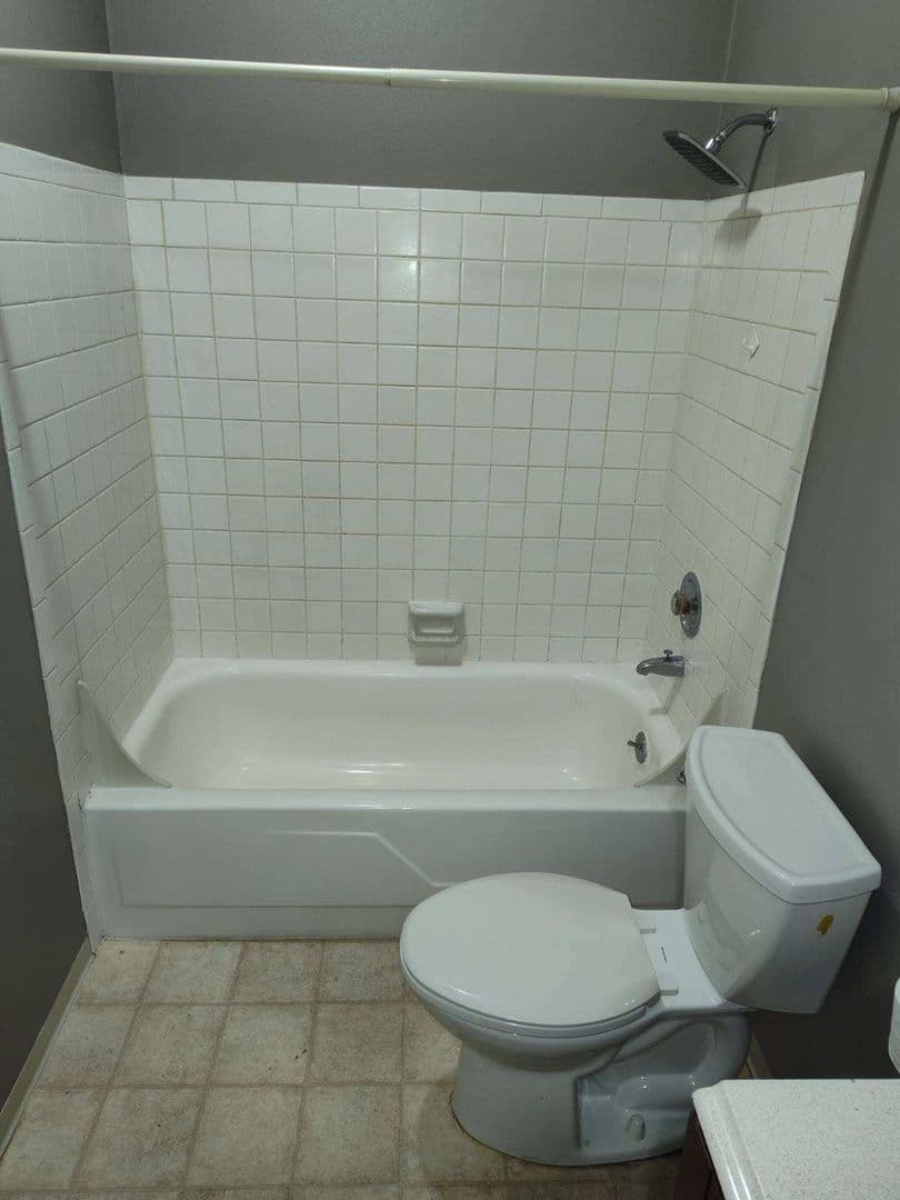 Astoria Apartment: 1418 Commercial St