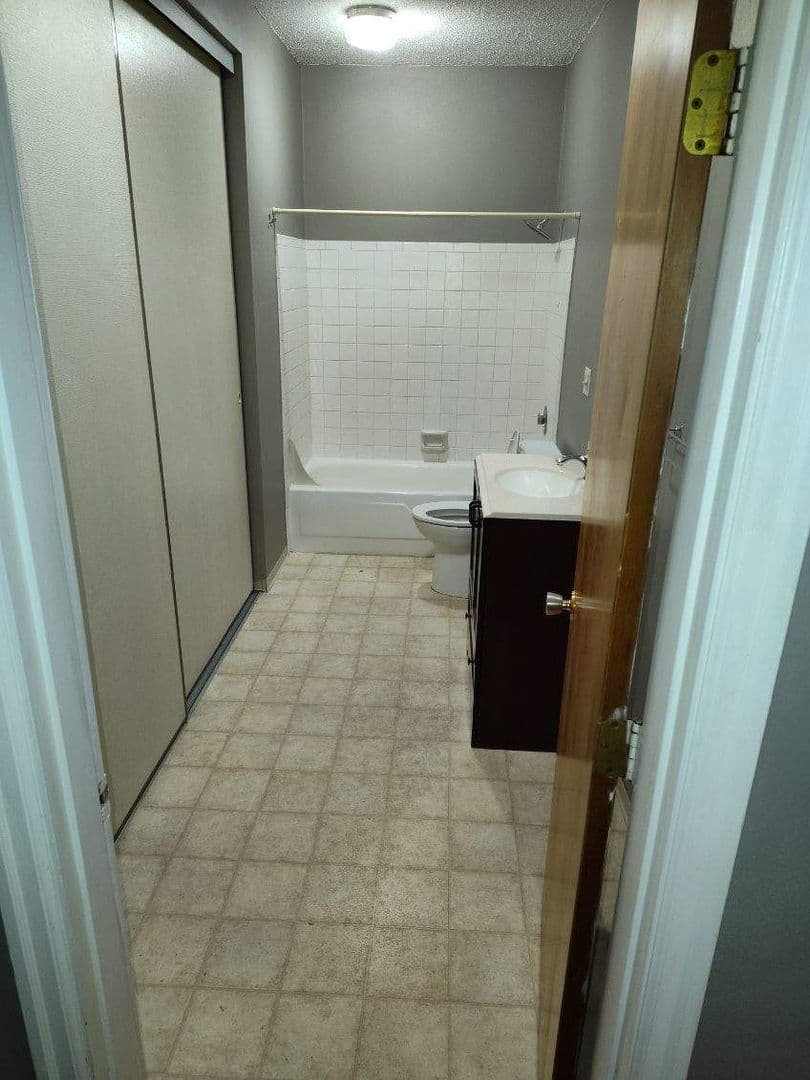 Astoria Apartment: 1418 Commercial St