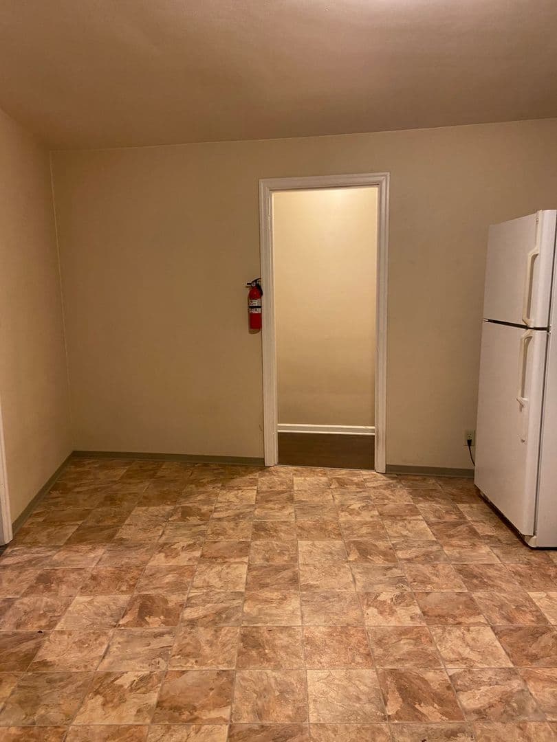 Astoria Apartment: 1418 Commercial St