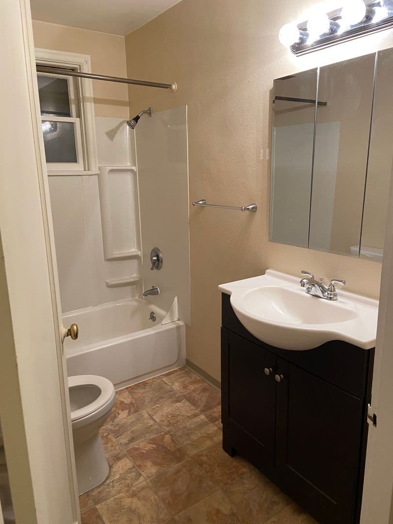 Astoria Apartment: 1418 Commercial St