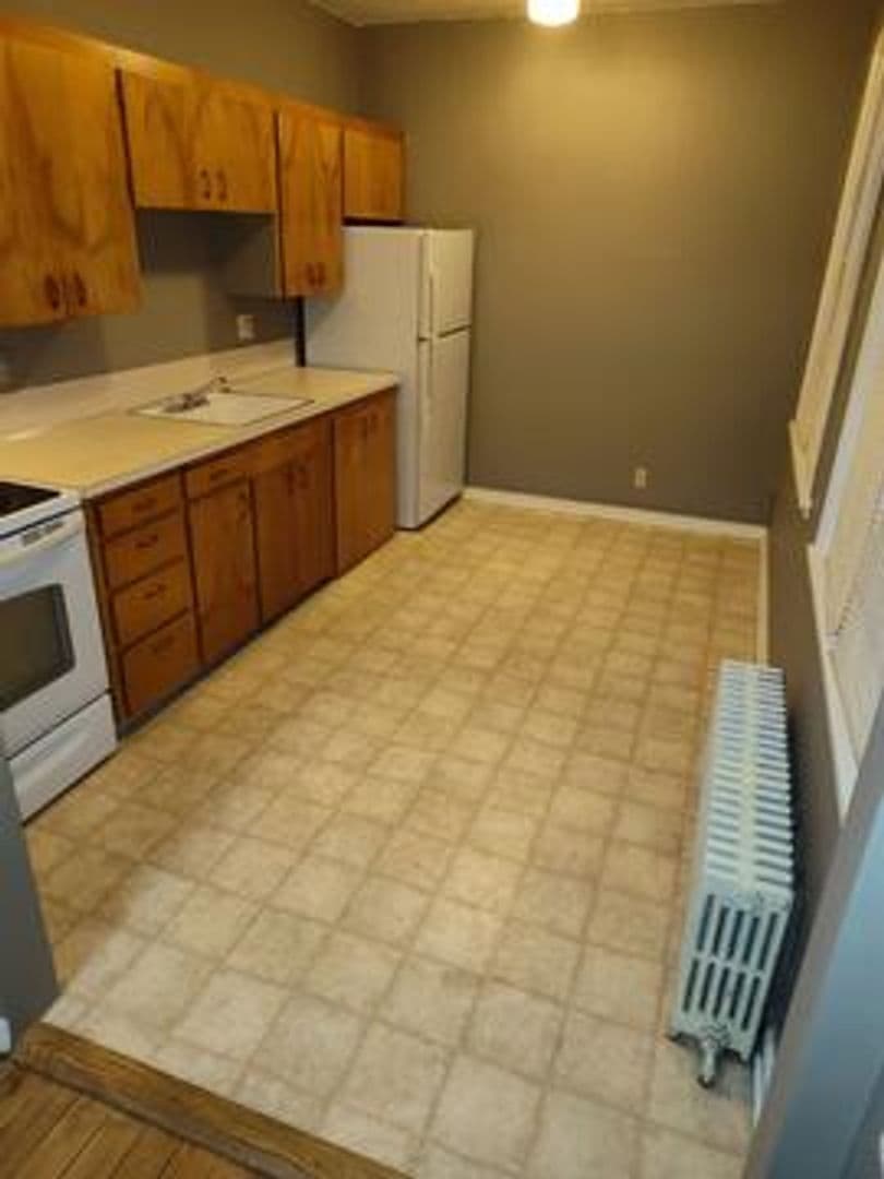 Astoria Apartment: 1418 Commercial St