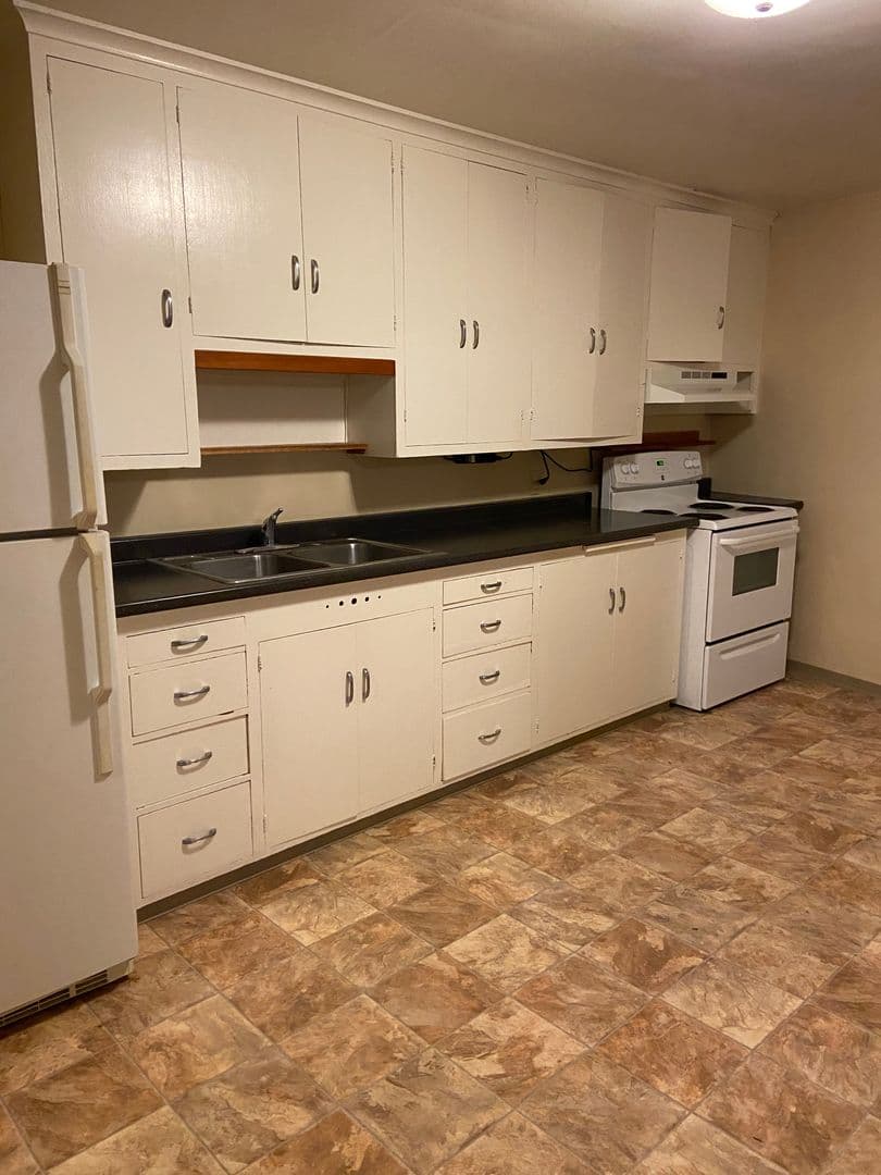 Astoria Apartment: 1418 Commercial St