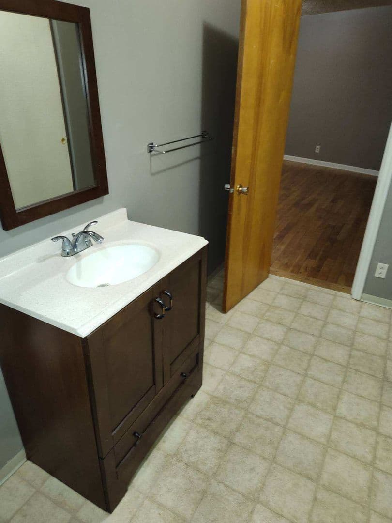 Astoria Apartment: 1418 Commercial St