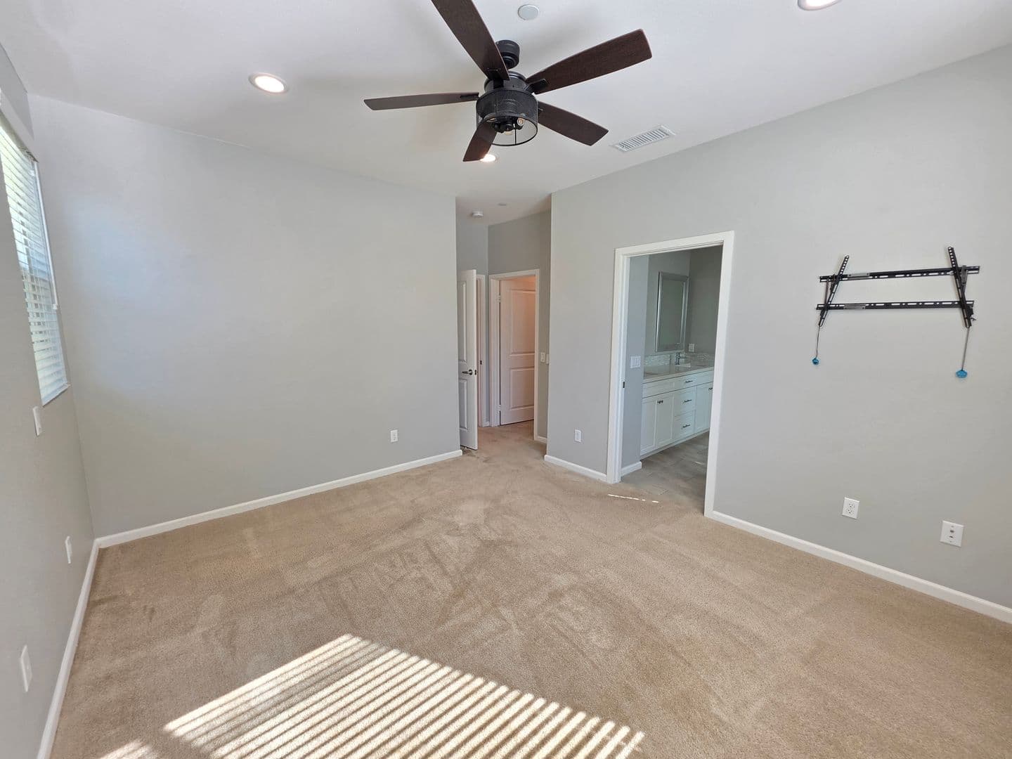 Sylmar House: 14910 W Castille Way