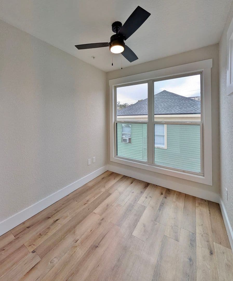 Jacksonville Apartment: 412 E Ashley St
