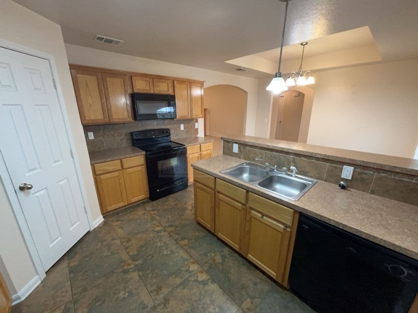 Killeen House: 303 Leo Ln