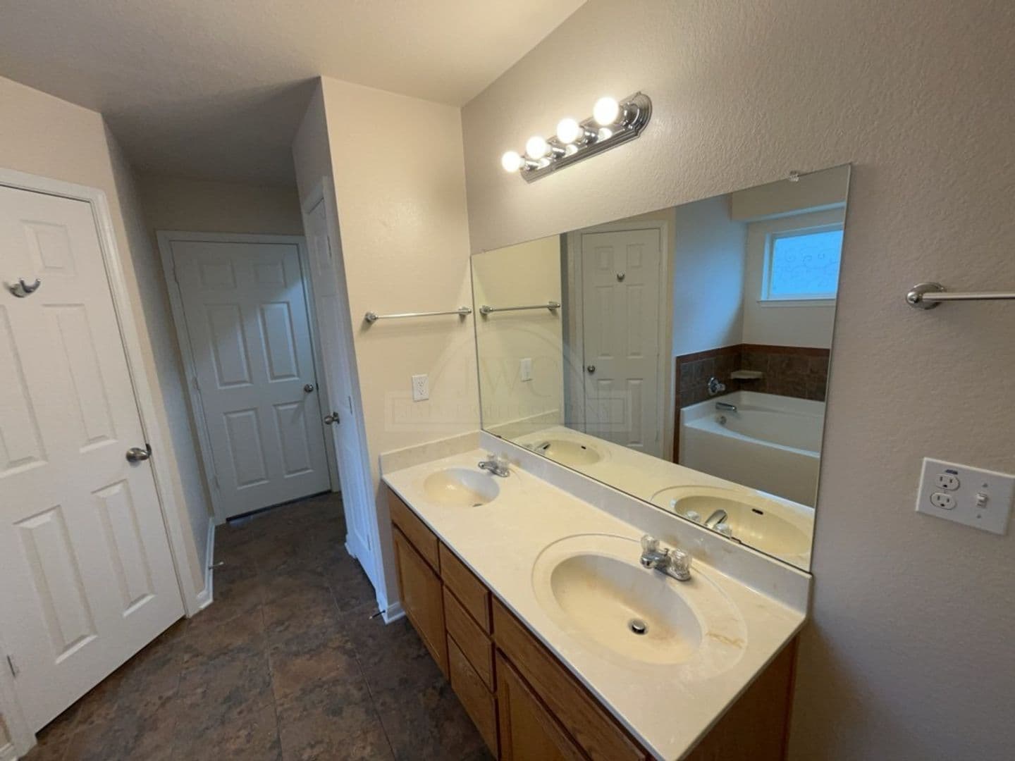 Killeen House: 303 Leo Ln
