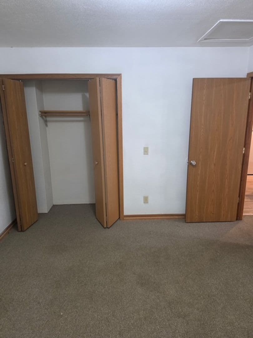 Charleston Apartment: 6th St