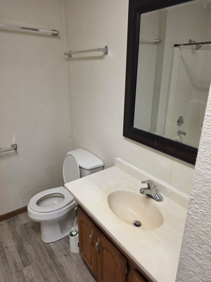 Charleston Apartment: 6th St