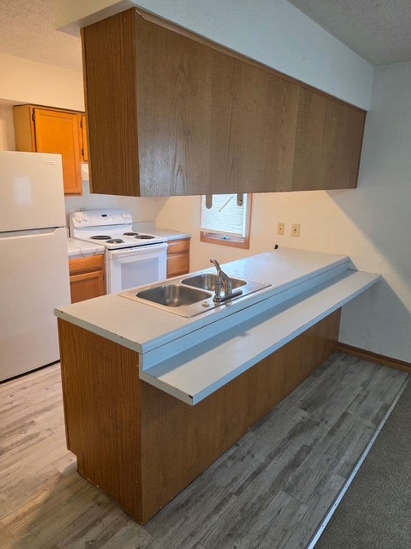 Charleston Apartment: 6th St