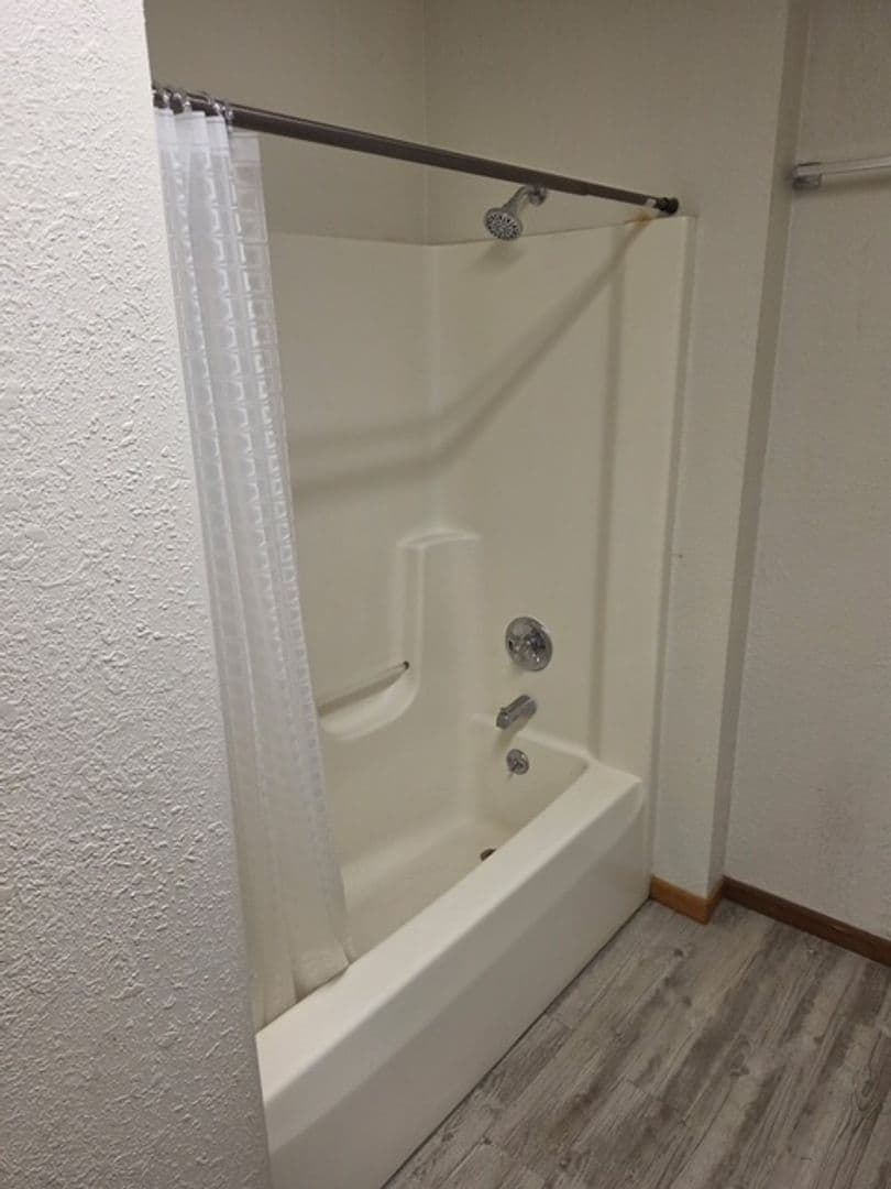 Charleston Apartment: 6th St