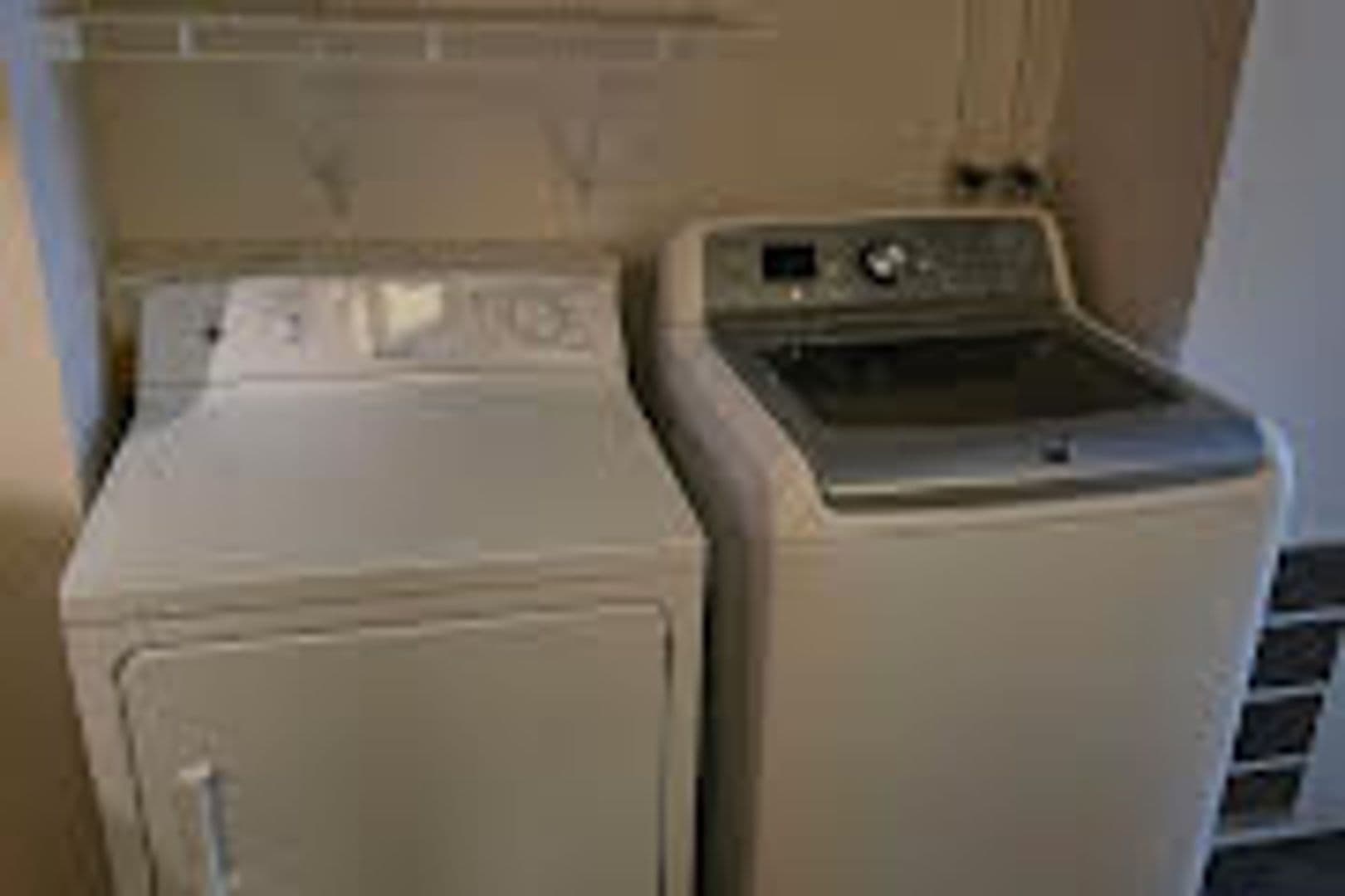 Charleston Apartment: 6th St