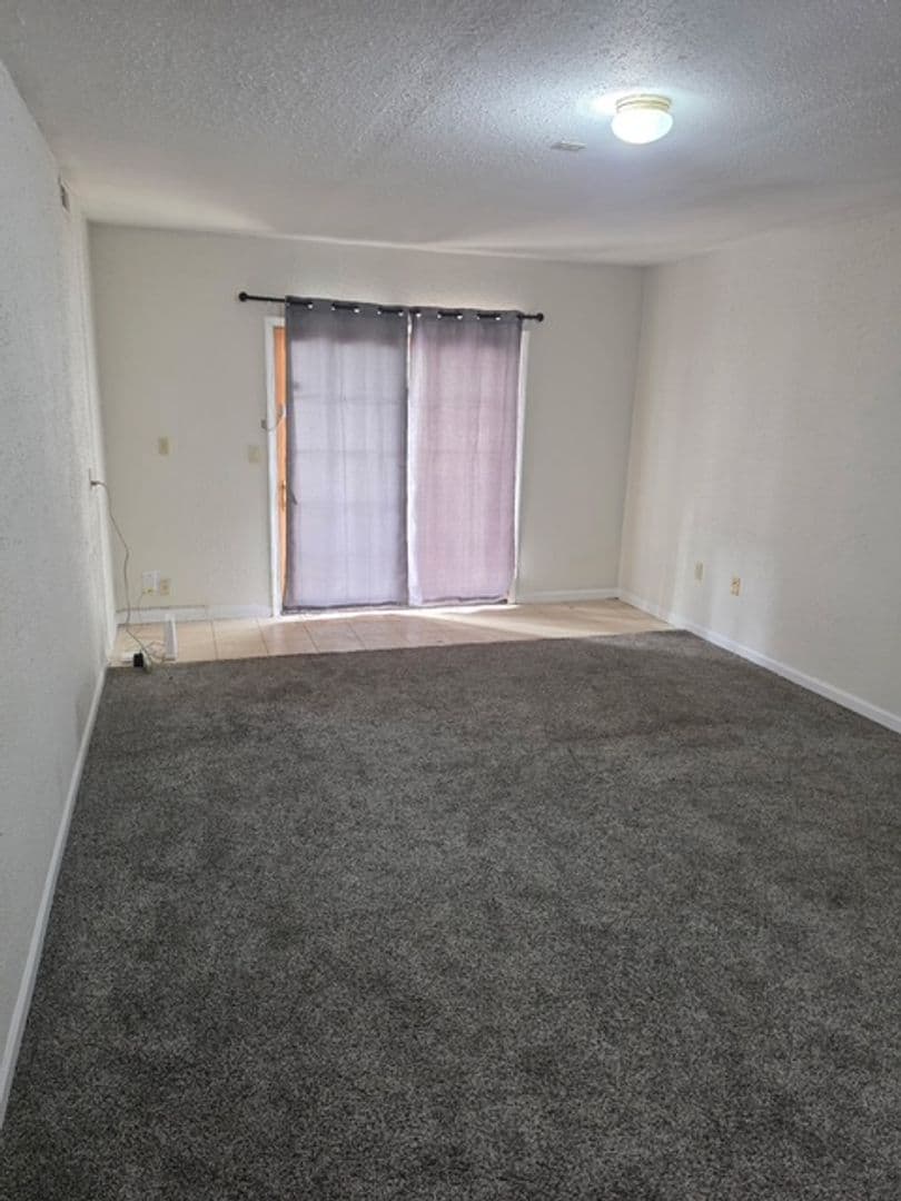 Charleston Apartment: 6th St