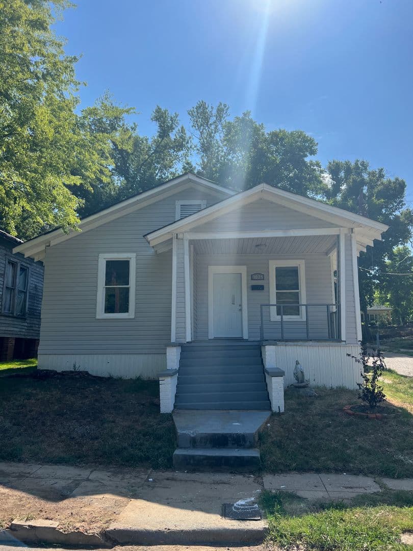 Shreveport House: 1025 Foster St