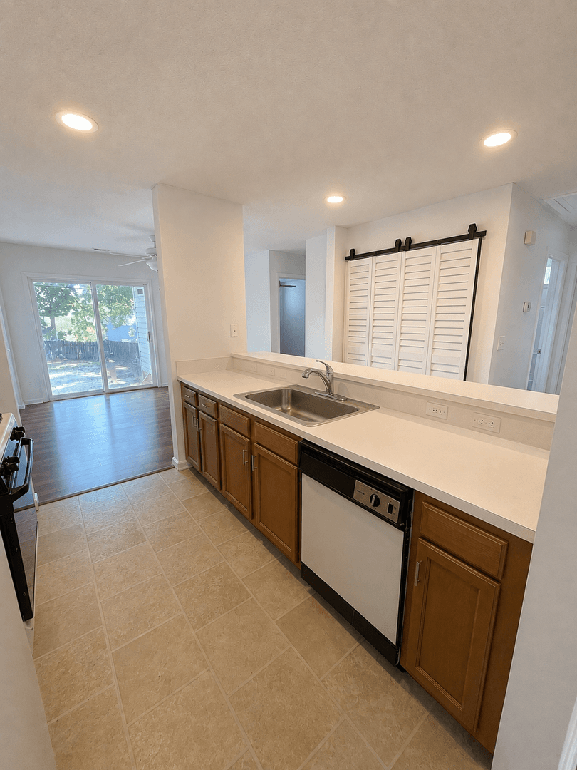Pineville House: 1614 Dendy Lane
