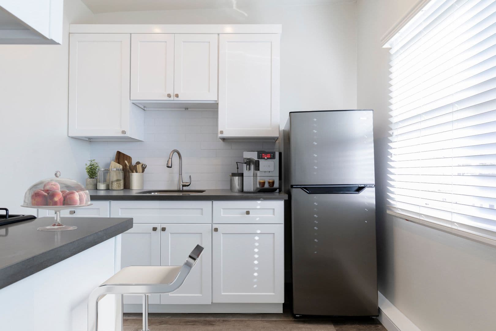Los Angeles Apartment: 200 S Kenmore Ave
