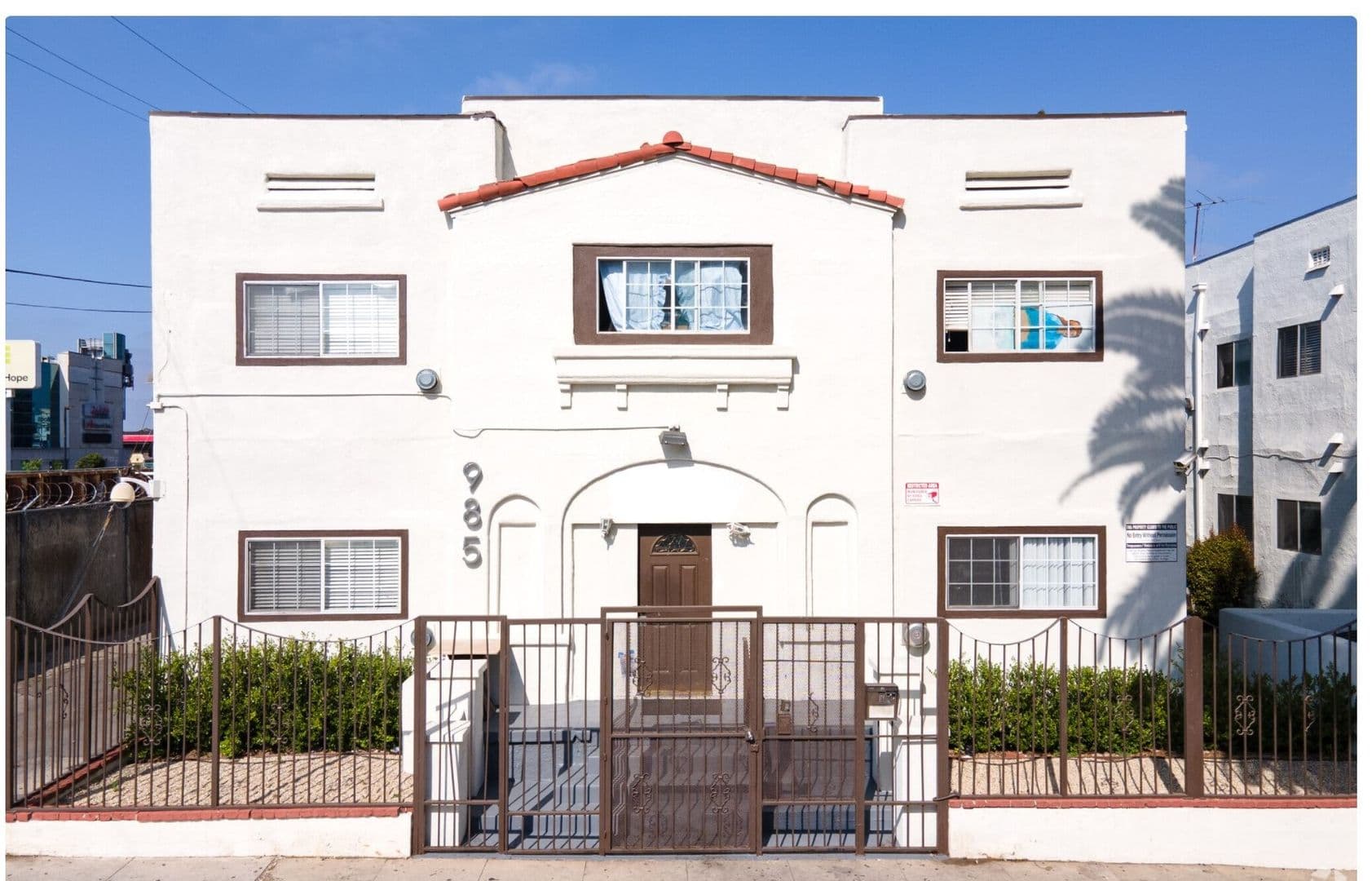 Los Angeles Apartment: 975-985 Oxford Ave