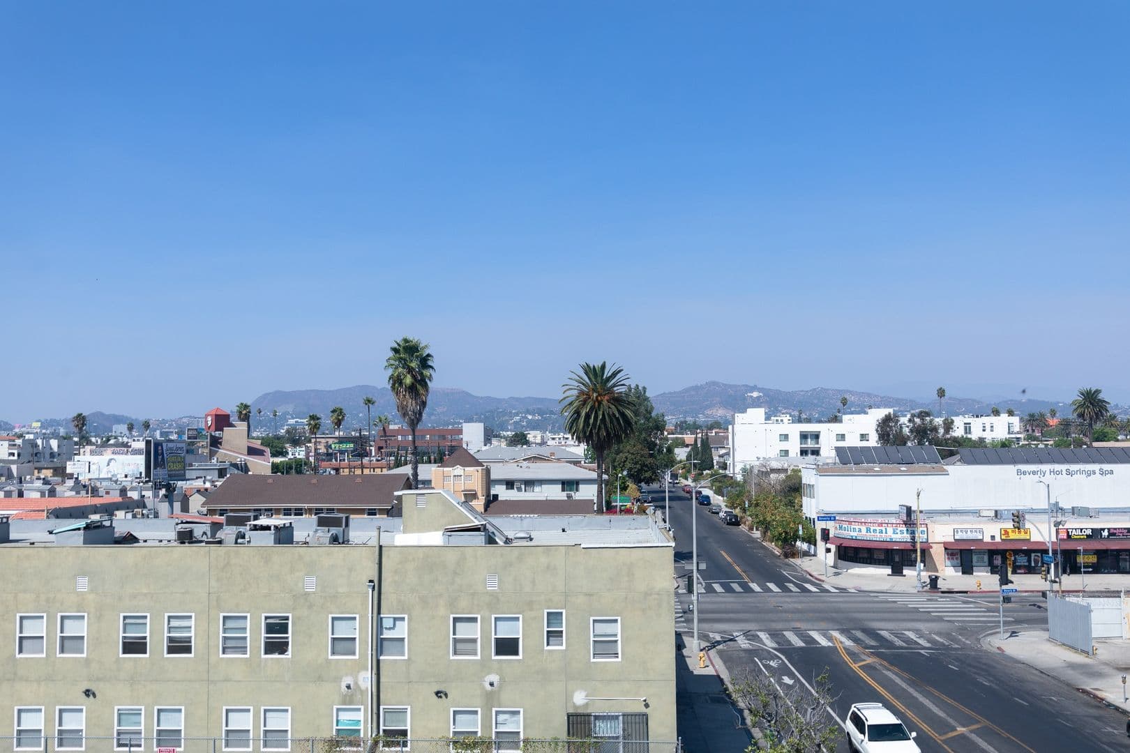 Los Angeles Apartment: 207 N Oxford Ave.