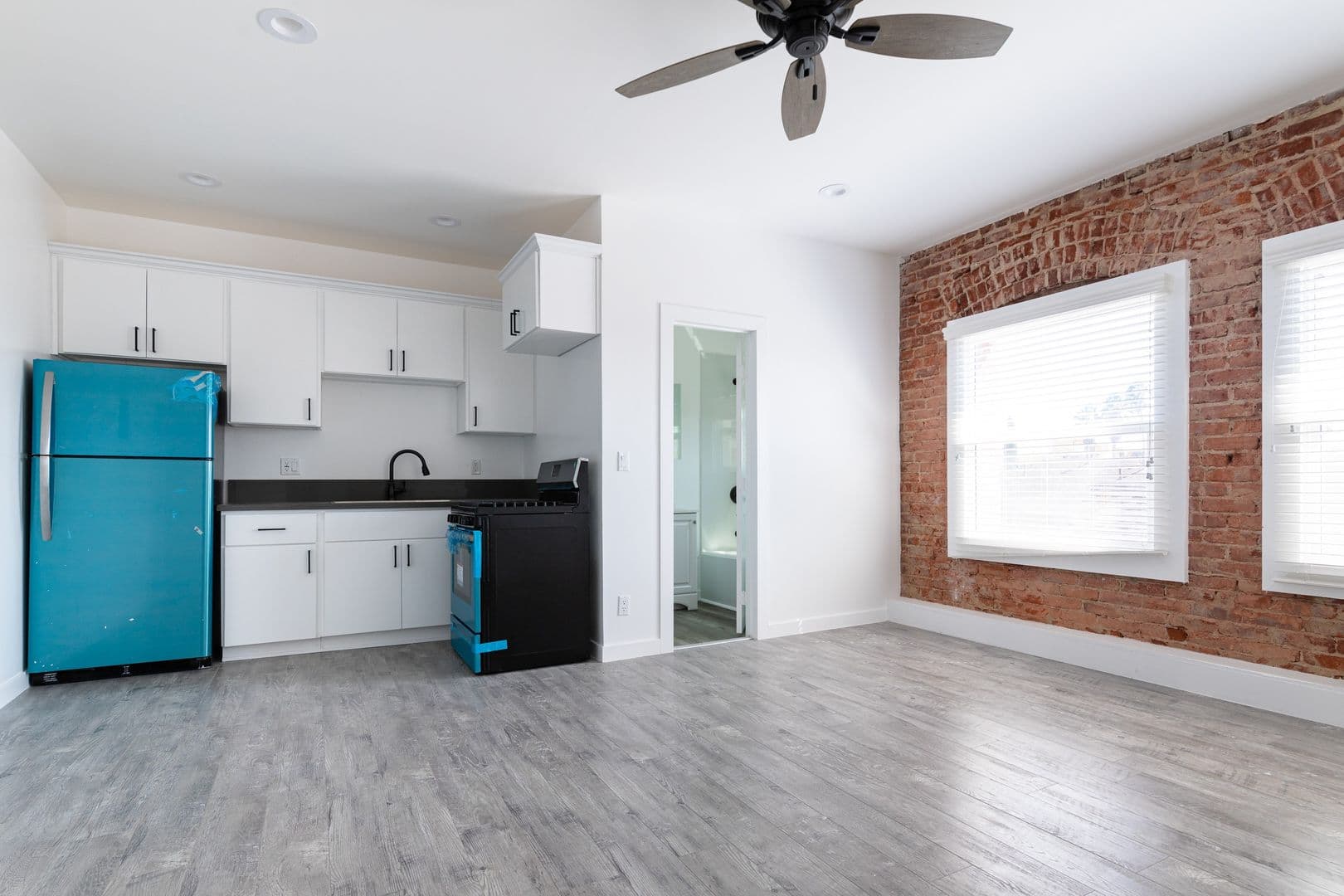 Los Angeles Apartment: 207 N Oxford Ave.