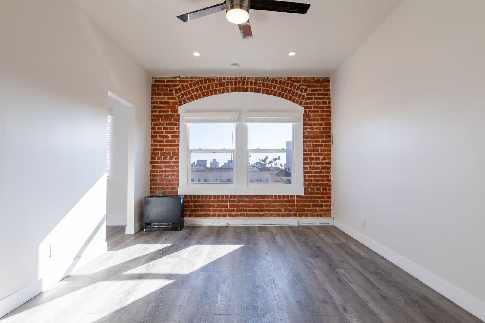 Los Angeles Apartment: 200 S Kenmore Ave