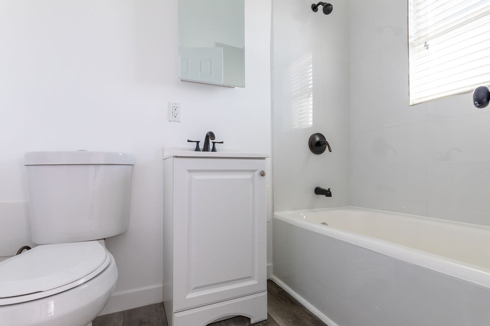Los Angeles Apartment: 207 N Oxford Ave.