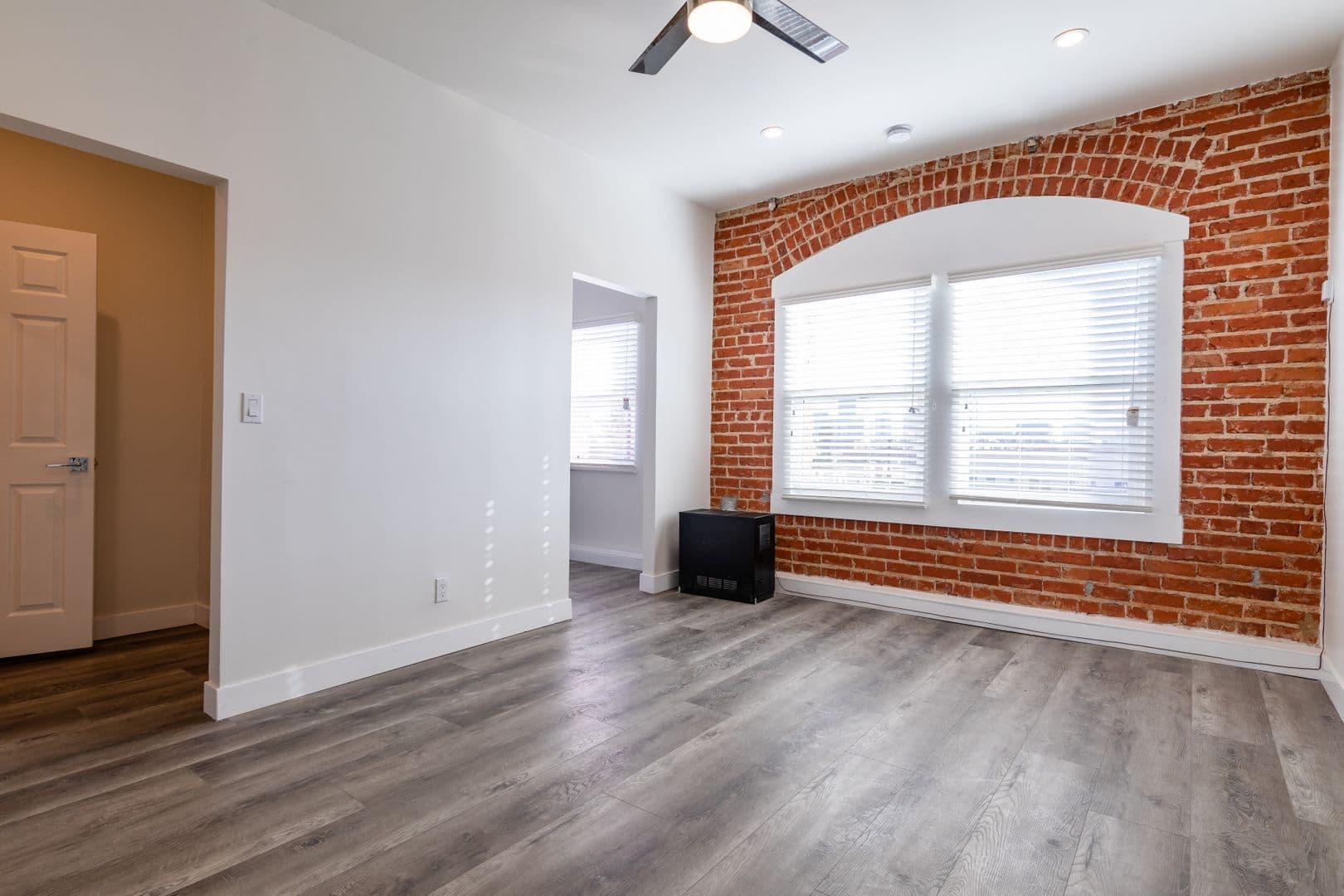 Los Angeles Apartment: 200 S Kenmore Ave