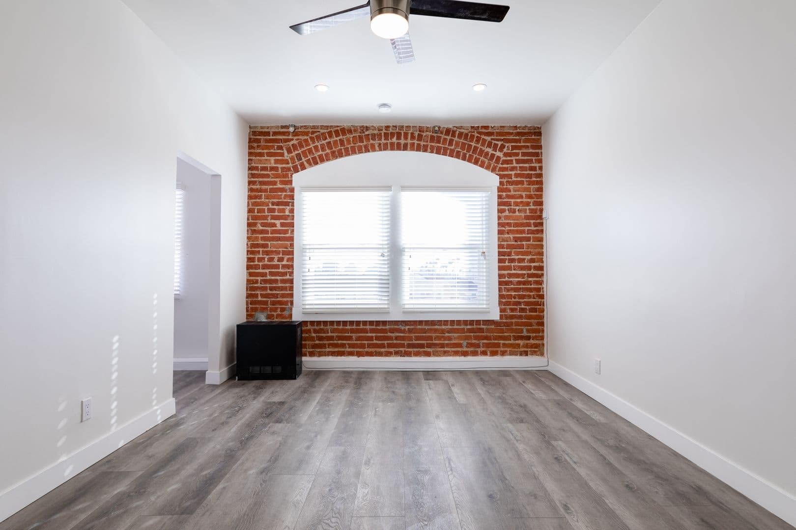 Los Angeles Apartment: 200 S Kenmore Ave