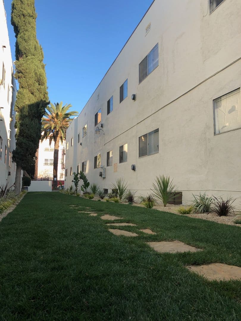 Los Angeles Apartment: 975-985 Oxford Ave