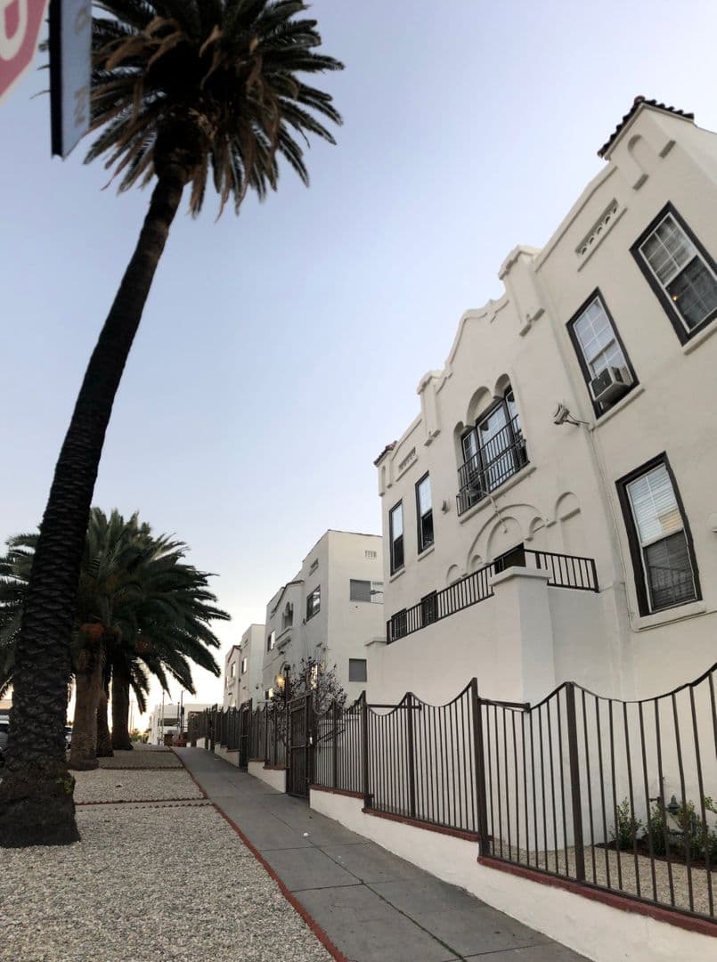 Los Angeles Apartment: 975-985 Oxford Ave
